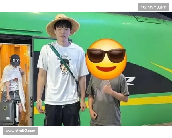 杨瀚森低位转身被吹走步,球迷热议“这算走步吗?” 杨瀚森低位转身被吹走步,球迷热议“这算走步吗?”